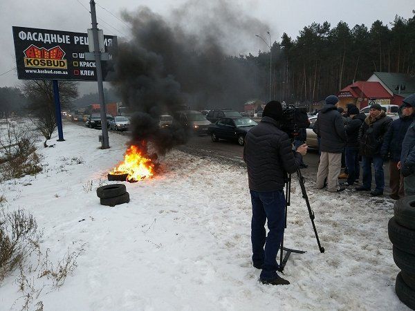 Протестующие блокируют въезды в Киев