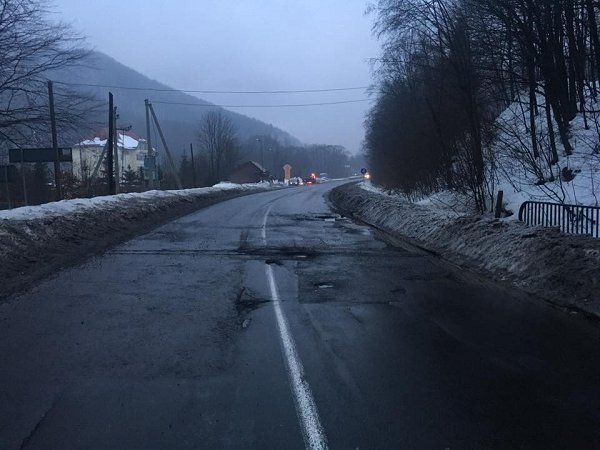 На трассе "Киев-Чоп" вместе со снегом сходит асфальт