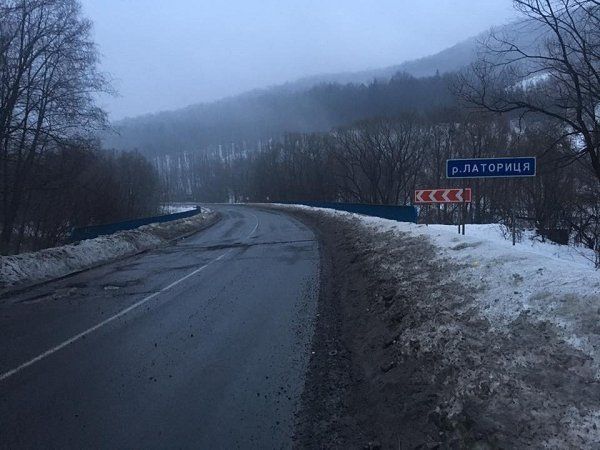 На трассе "Киев-Чоп" вместе со снегом сходит асфальт