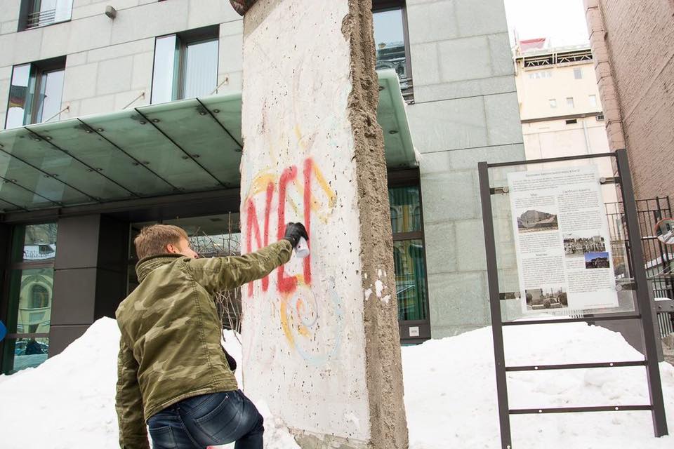 Гончаренко устроил акт вандализма у посольства ФРГ