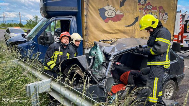  Водителя доставали из искореженного авто: Крепкое ДТП произошло в Закарпатье 