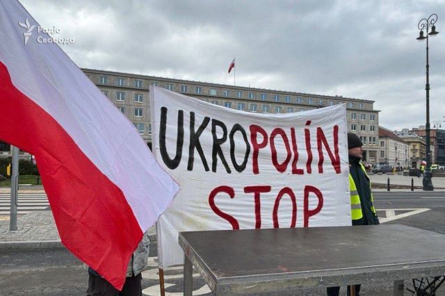 Градус накаляется: Протесты фермеров в Варшаве перешли в столкновения с полицией 