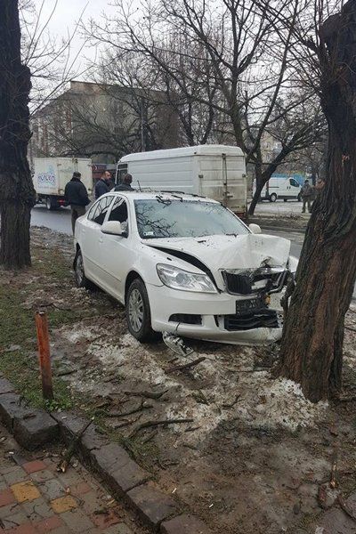 ДТП в Ужгороде: "Шкода" врезалась в дерево