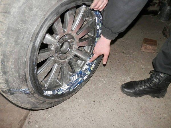 На Закарпатье контрабандист убегая повредил свое авто