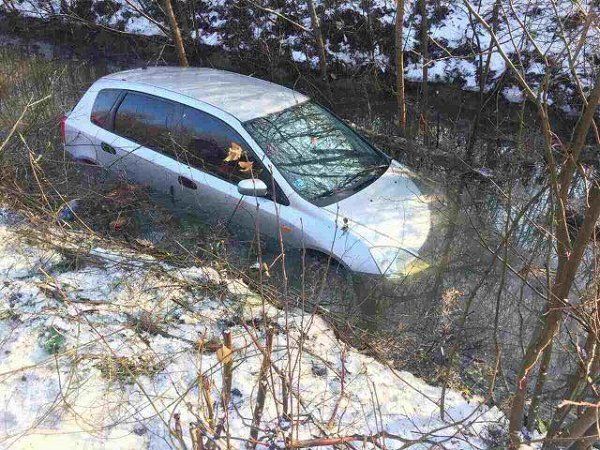 Возле Мукачево водитель потеряв управление утопил свое авто