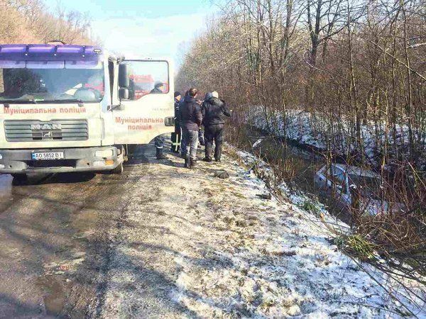 Возле Мукачево водитель потеряв управление утопил свое авто