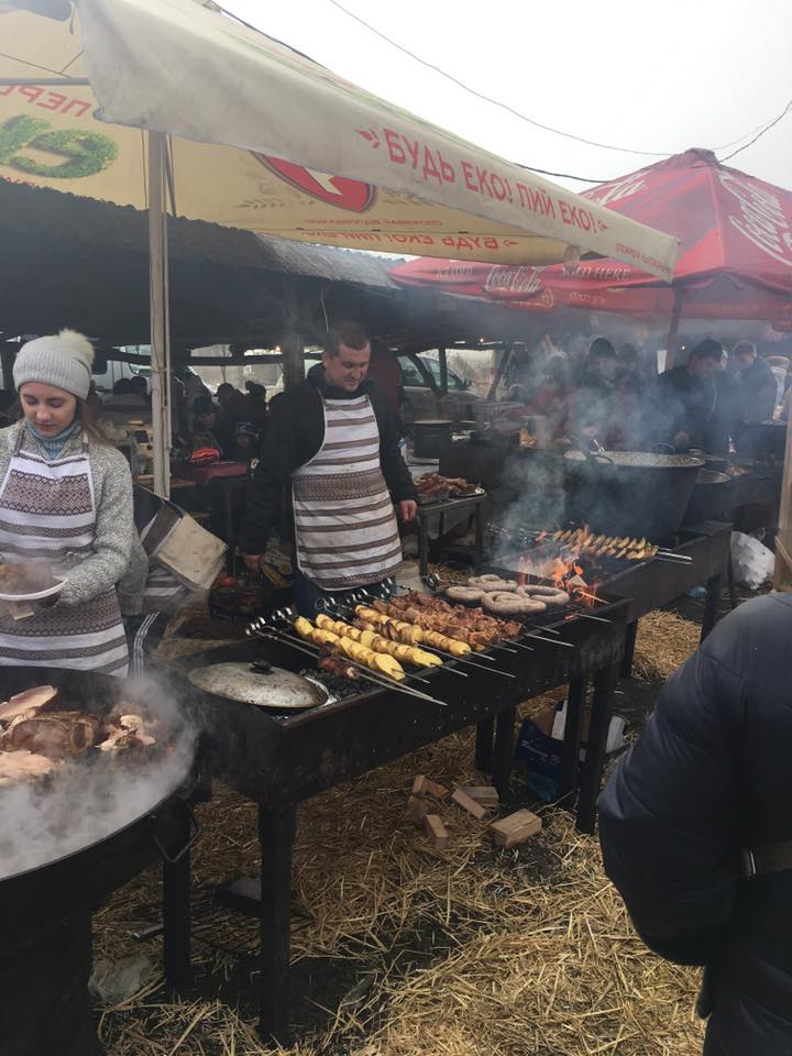 На свинячем фестивале в Закарпатье гурманы отрывались по полной программе