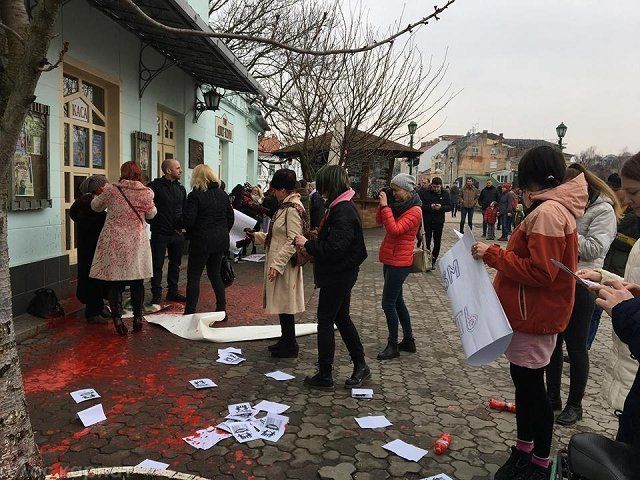В Ужгороде сорвали акцию феминисток на 8 марта