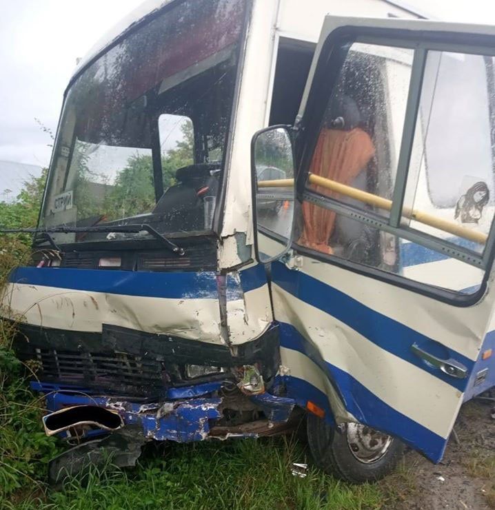 Женщина скончалась, двоих людей увезли: На трассе "Киев-Чоп" рейсовый автобус протаранил легковушку