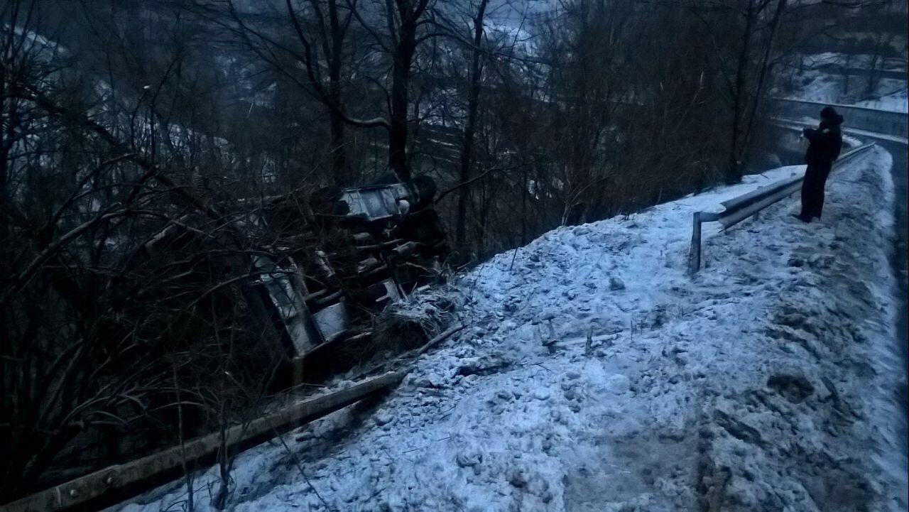 На Закарпатье автобус с 11 пассажирами слетел в пропасть