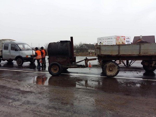 Начался дождь, закарпатские дорожники взялись за трассу Киев-Чоп