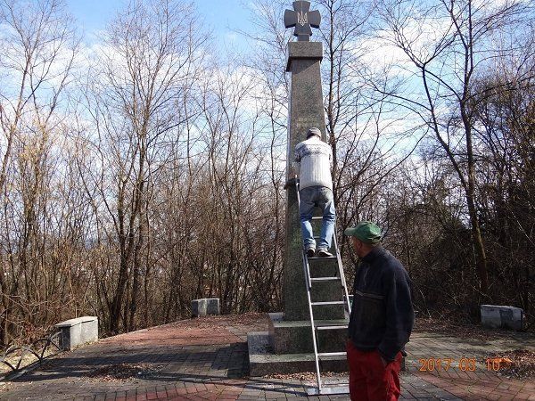 В Закарпатье очередной акт вандализма над украинскими святынями