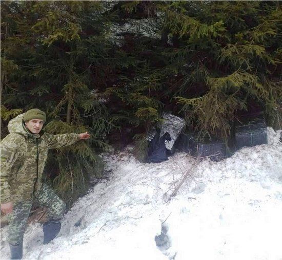 На границе в Закарпатье пограничники обнаружили тайник с контрабандой