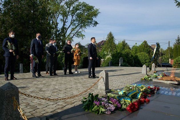 Президент Зеленський поклав квіти до Вічного вогню на Пагорбі Слави в Ужгороді