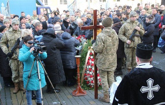 Мукачевцы прощаются с погибшим в АТО воином Михаилом Покидченко