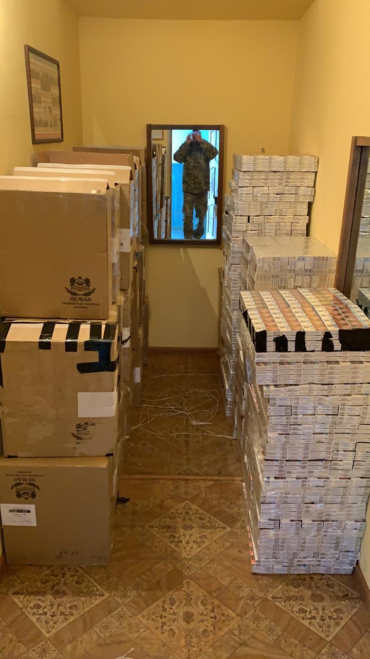 Пограничники Закарпатья "напугали" группу контрабандистов - те сбежали, побросав 25000 пачек сигарет
