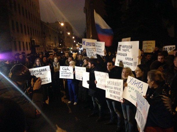 Участники акции против нападения на здание российского посольства в Киеве