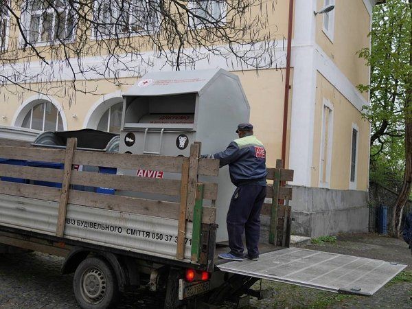 В Ужгороде установили контейнер для подержанных вещей