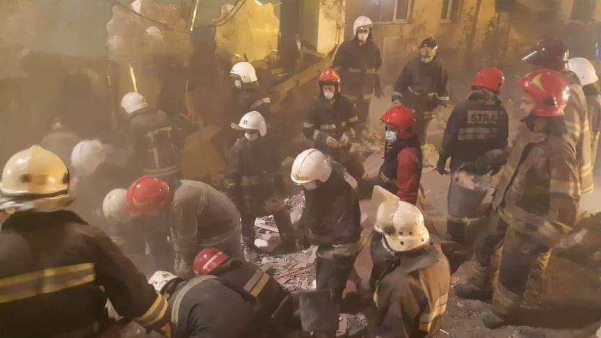 Тіла восьми загиблих, серед яких одна дитина, знайшли під завалами у Дрогобичі