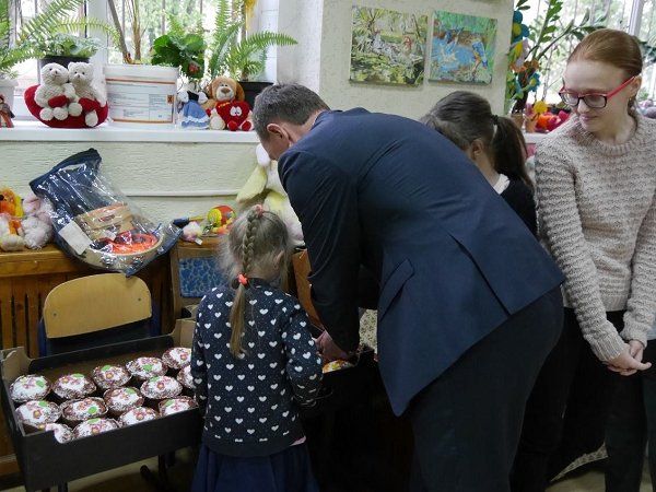 Мэр Ужгорода поздравил с Пасхой воспитанников семейного дома "Новая семья"