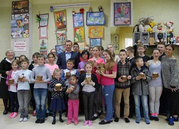 Мэр Ужгорода поздравил с Пасхой воспитанников семейного дома "Новая семья"