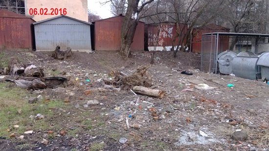 Кучи мусора в ужгородских дворах