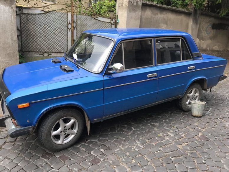 Оригинальная "парковка" замечена в Ужгороде - авто с ведром на цепи