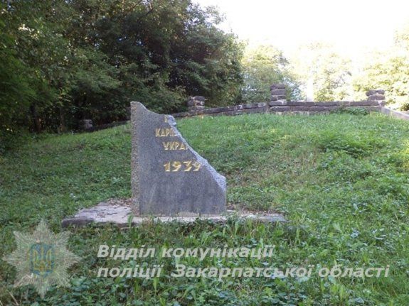 В Хусте вандал повредил мемориал "Героям Карпатской Украины"