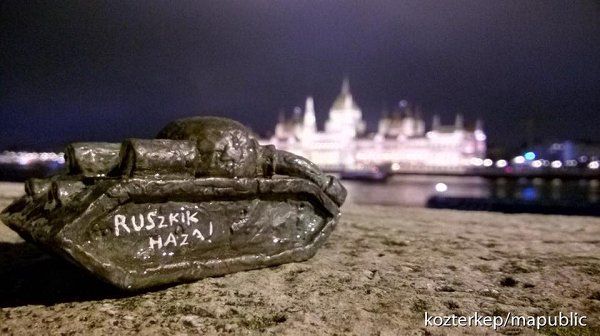 В Венгрии возле парламента установили мини-скульптуру выполненную ужгородцем