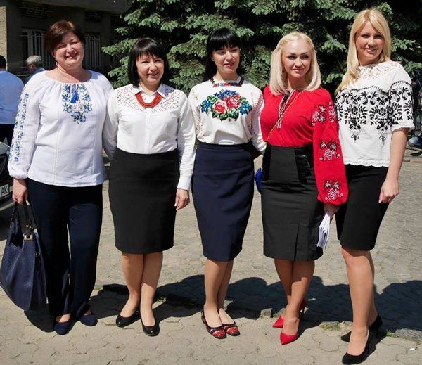 Мэрия Ужгорода и депутаты пришли сегодня на работу в вышиванках