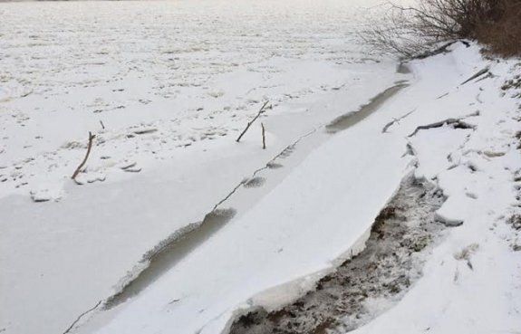 Лафа для контрабандистов: пограничная река Тиса покрылась льдом
