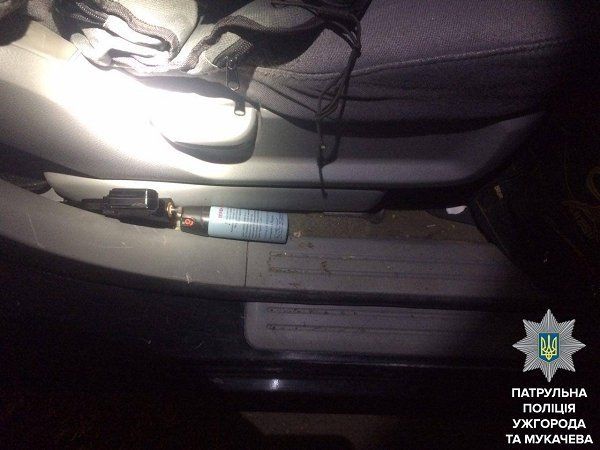 Пистолет, гранату и газовый баллончик обнаружили в авто ужгородские патрульные
