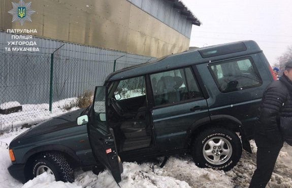 Возле Ужгорода "Land Rover" влобовую столкнулся с "Peugeot", 3-е в больнице