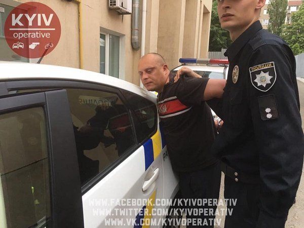 В отеле Киева мужчины двое суток насильно удерживали женщину