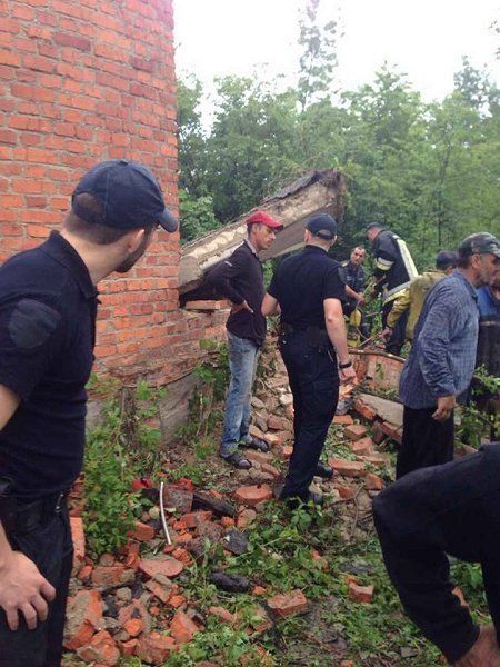 В Мукачево бетонная плита упала на людей