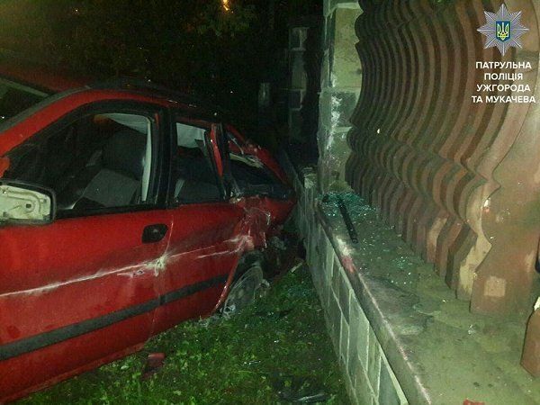 В Ужгороде пьяний на "Volvo" врезался в ограждение