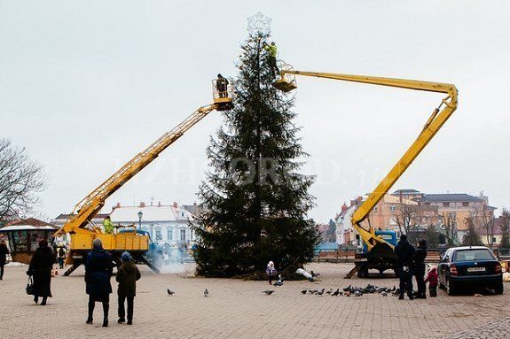 Главную елку Ужгорода на Театральной площади уже украсили