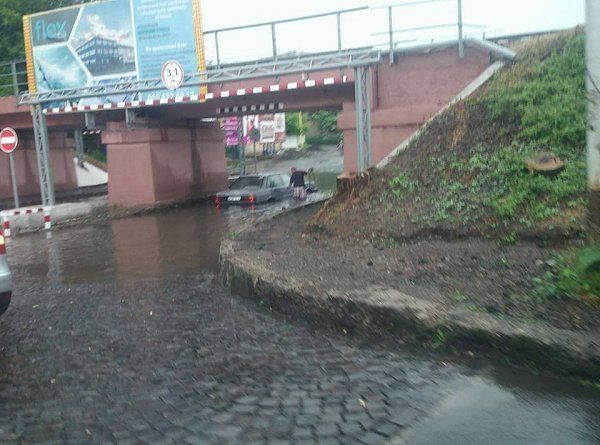 Под мостом на Анкудинова в Ужгороде снова тонули автомобили