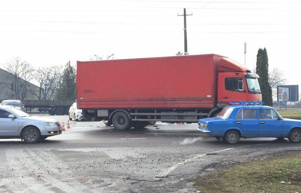 На въезде в Мукачево грузовик протаранил 6-ку