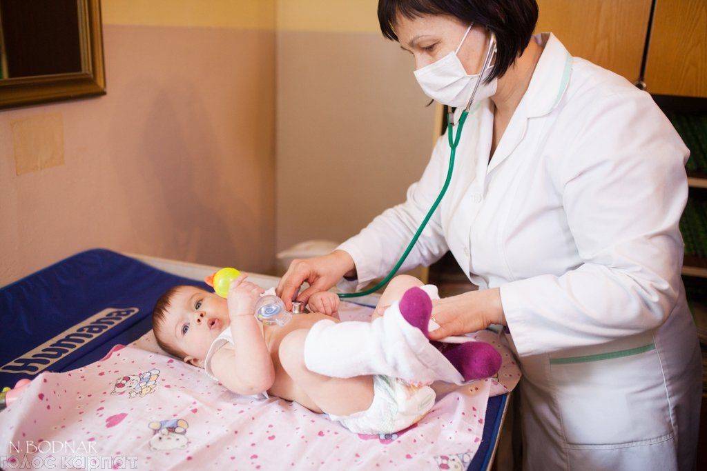 Прививке предшествует медицинский осмотр ребенка и заполнения документов