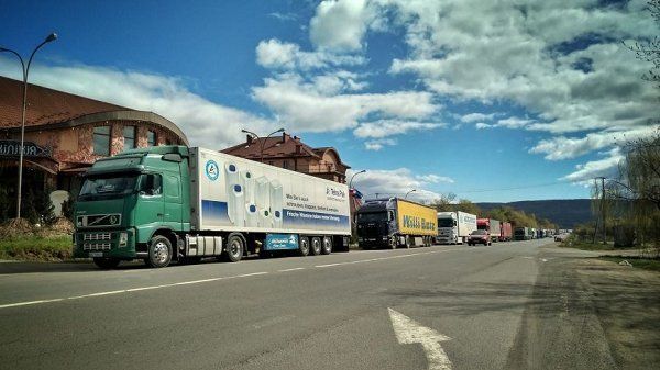 На КПП "Ужгороде" опять очередь из грузовиков