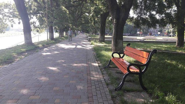 На Православной набережной в Ужгороде новые скамейки