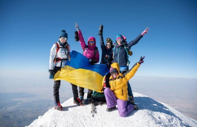Самая знаменитая гора Армении подкорилась девушке-альпинистке из Закарпатья