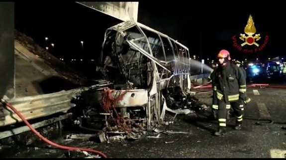 Венгерский автобус с детьми разбился и загорелся в Италии, 16 жертв