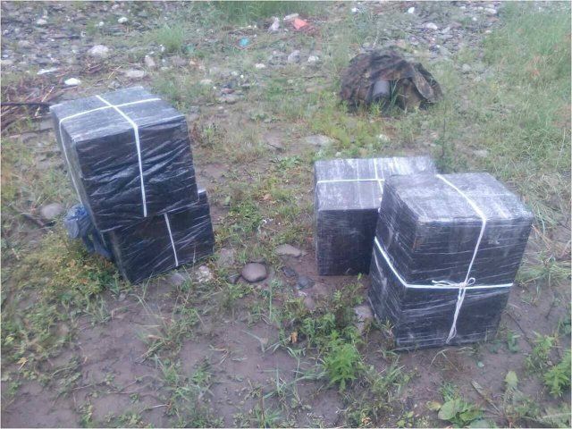 Закарпатские пограничники обнаружили на берегу Тисы 3 тысячи пачек сигарет