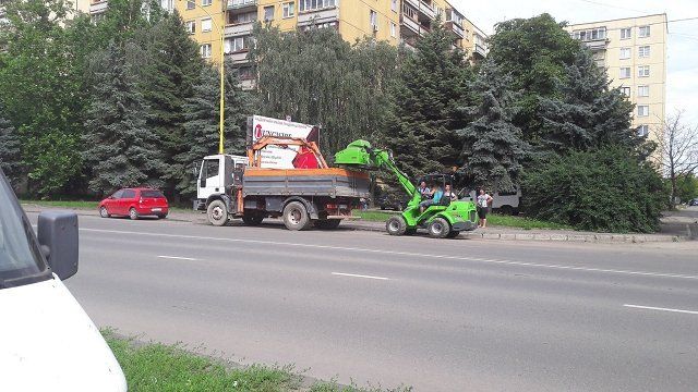 Финское чудо техники убирает улицы Ужгорода