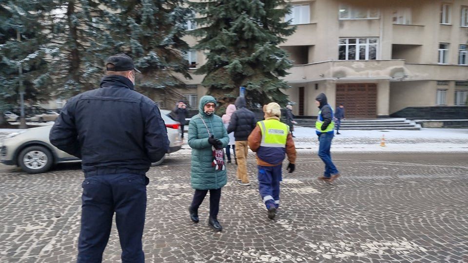 В самом центре Ужгорода протестующие заблокировали проезд на улице 