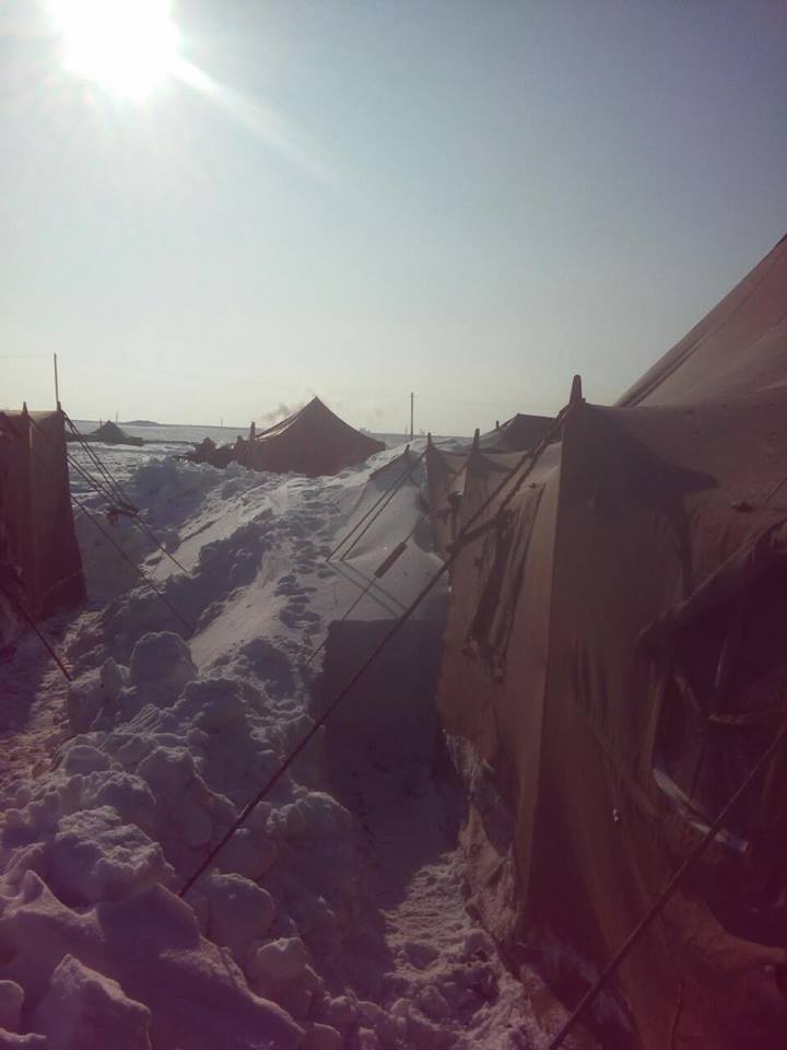 Палатки - насквозь дырявые и, соответственно, внутрь намело снега.