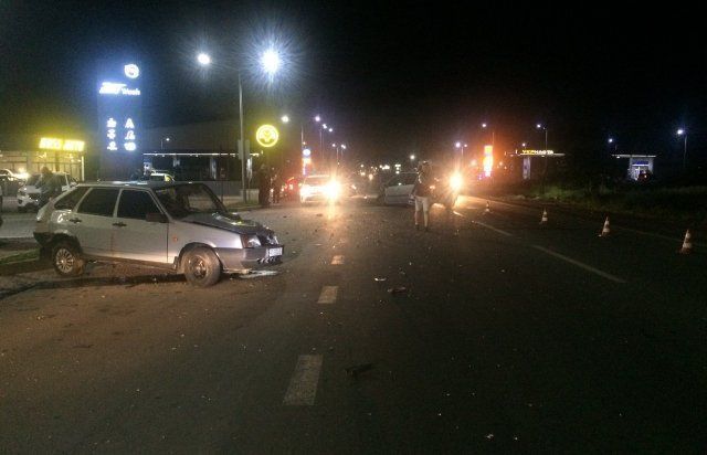 В Мукачево возле автомойки устроили автомобильный кошмар - на Renault мата не посмотришь