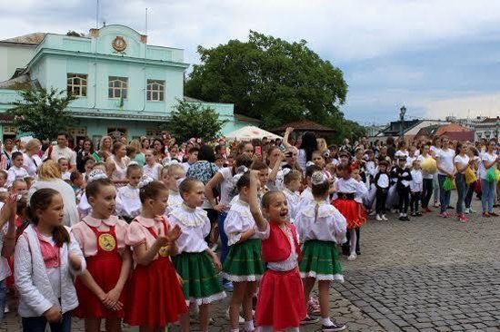 Танцевальный флешмоб в центре Ужгорода